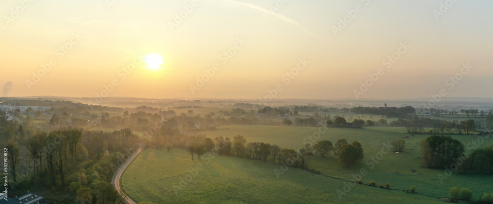 Obraz premium Sonnenaufgang Nebel Felder Luftbildpanorama Kornelimünster Niederforstbach Brand Aachen Luftaufnahme Eifel