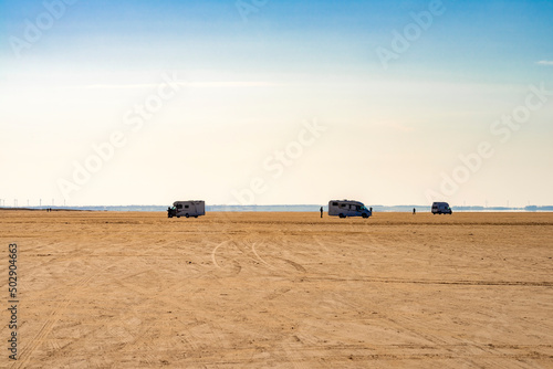 Campingfahrzeuge am Strand auf der dänischen Insel Römö