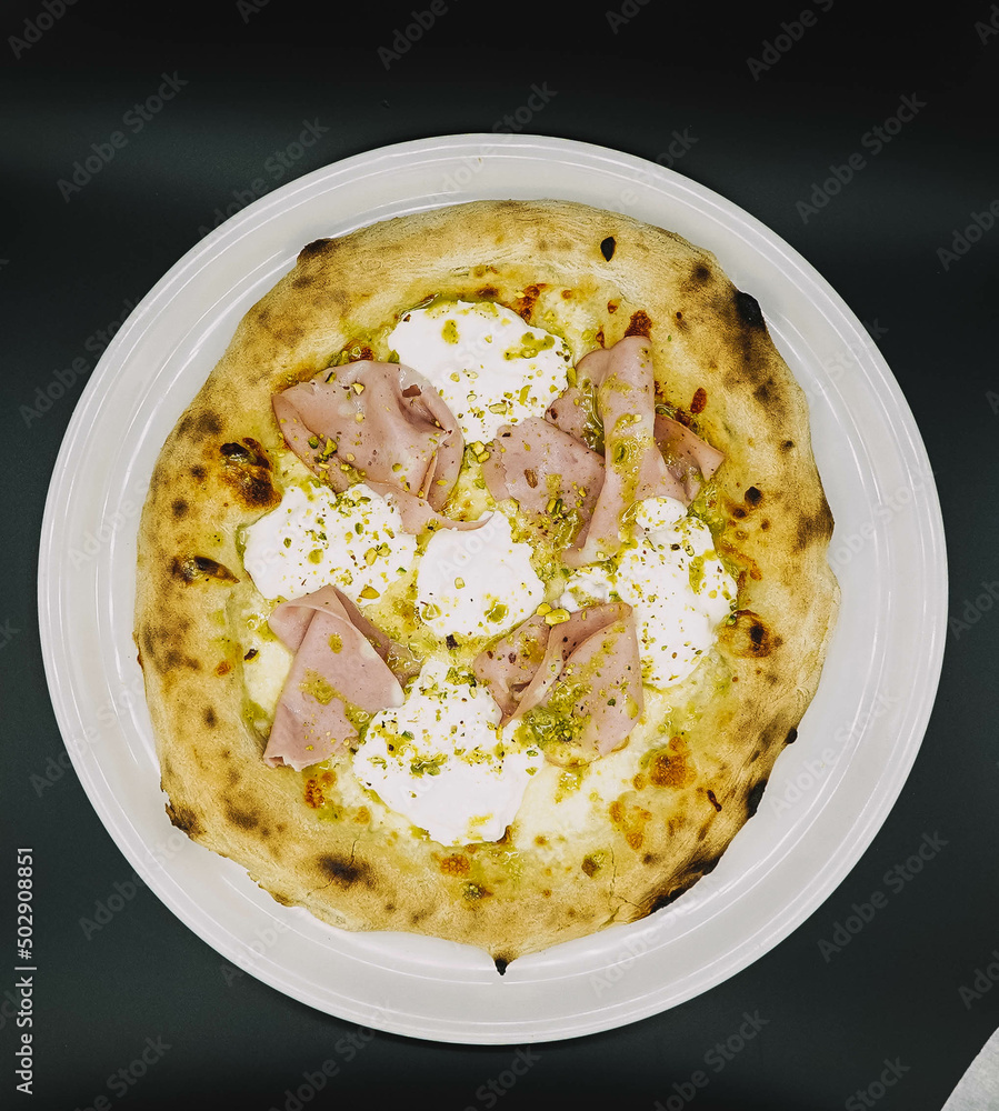 Una tipica pizza napolitana sabor carbonara, hecha con masa madre Una tipica pizza napolitana sabor carbonara, hecha con masa madre