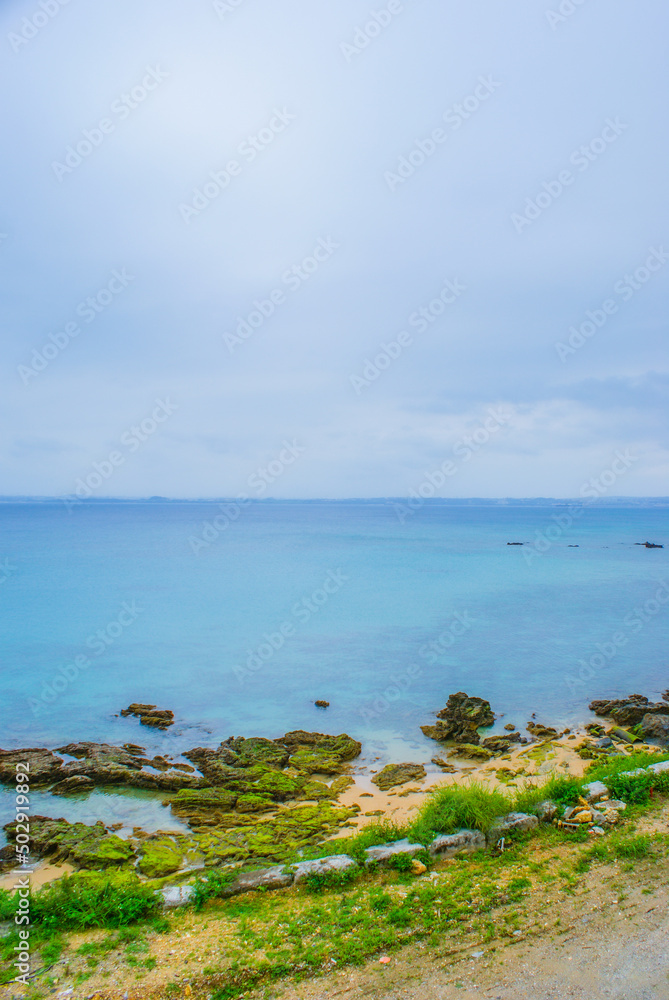沖縄の海と曇天の空