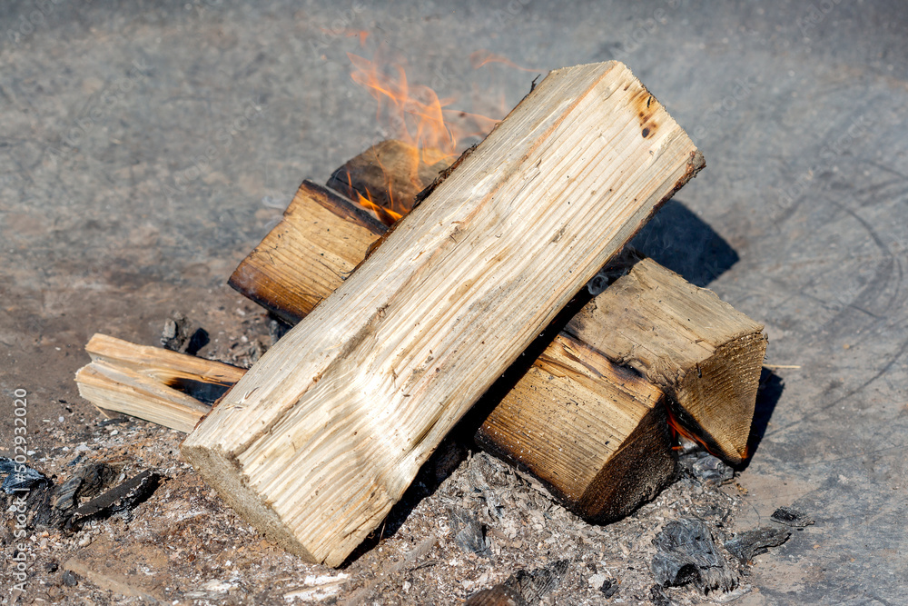 A few coarse firewood and a small hearth at the beginning of the fire. A few coarse firewood and a small hearth at the beginning of the fire.