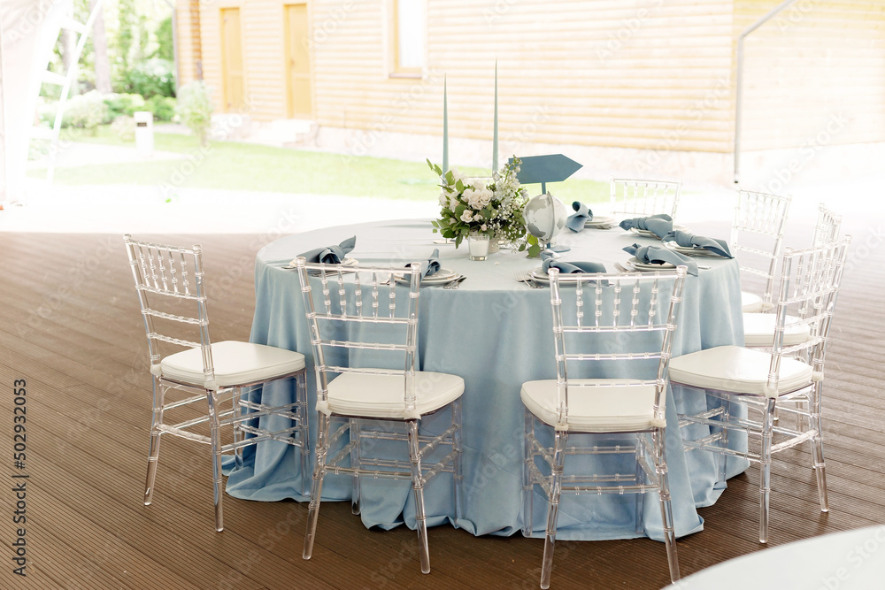 Obraz premium Floral table decoration for holidays and weddings. Wedding travelers, tourists. A set table for a celebration, event, party or wedding in an outdoor restaurant. Soft selective focus.