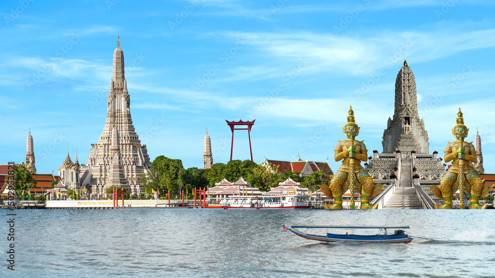 Naklejka premium Travel Wat Arun on blue sky background.
