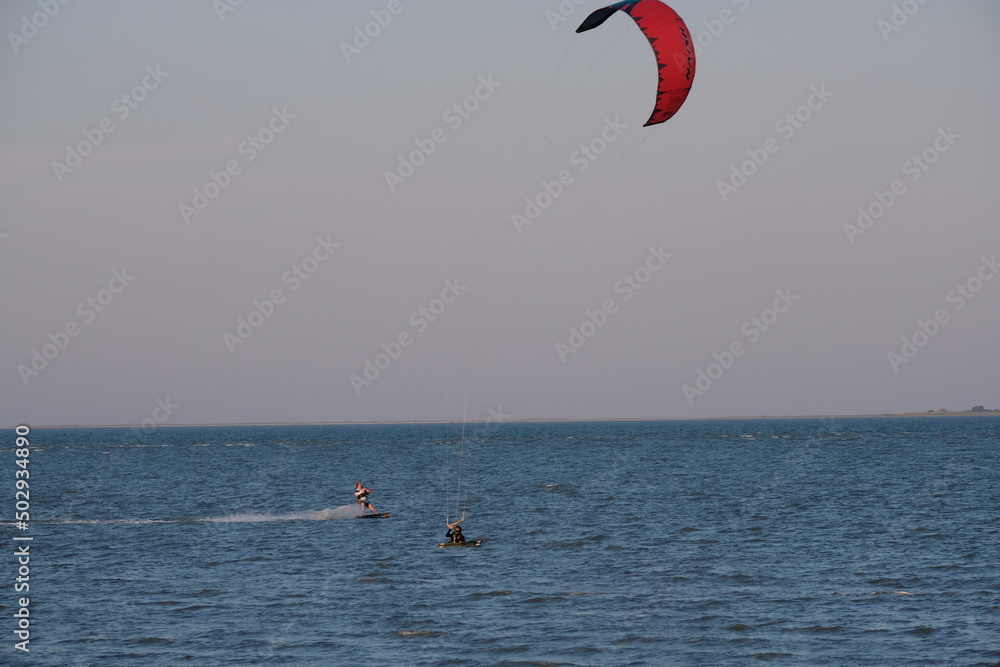FU 2020-08-12 Fries T3 716 Im Wasser sind Kitesurfer