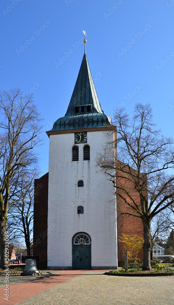 Historische Kirche im Frühling in der Stadt Rothenburg am Fluss Wümme, Niedersachsen