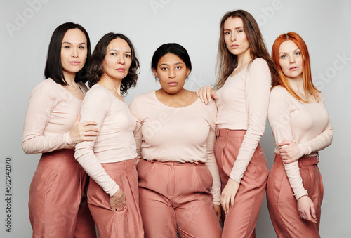 Foto Group of serious women with different hair and color of skin standing together i