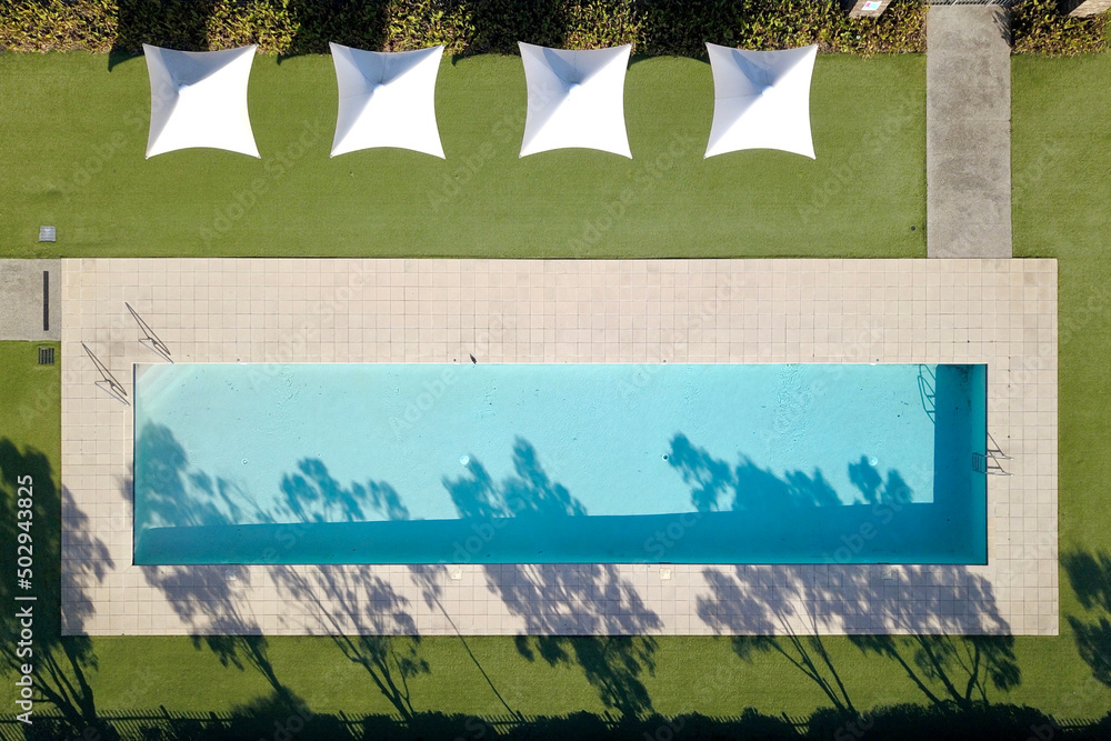 Obraz premium top down drone shot of a pool and umbrellas