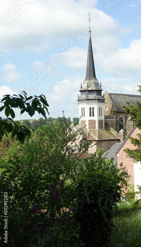Le clocher de l'église de Toucy dans l'Yonne en Bourgogne