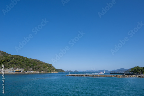 青海島の綺麗な海岸線と青空
