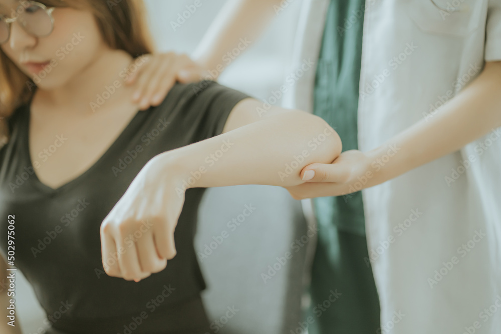 Physiotherapist is doing physical therapy for a patient, the patient has body aches due to overwork and has undergone treatment and physiotherapy with a professional physiotherapist.