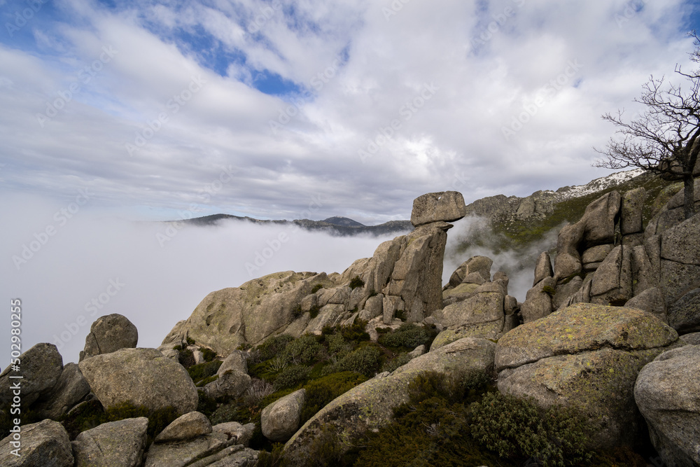 El dinosaurio de la pedriza. Formacion rocosa de granito con forma de dinosaurio en la sierra de Guadarrama El dinosaurio de la pedriza. Formacion rocosa de granito con forma de dinosaurio en la sierra de Guadarrama