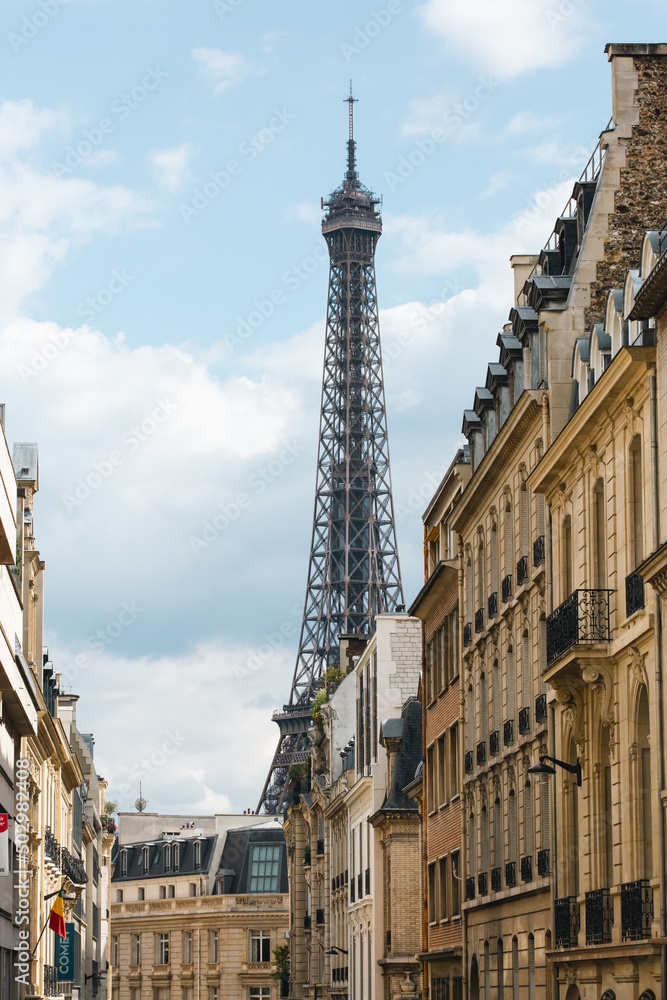 La tour Eiffel vue dans une rue à Paris