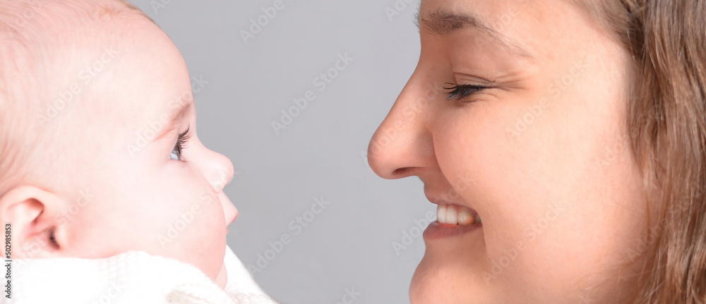 Mère et fille les yeux dans les yeux Mère et fille les yeux dans les yeux