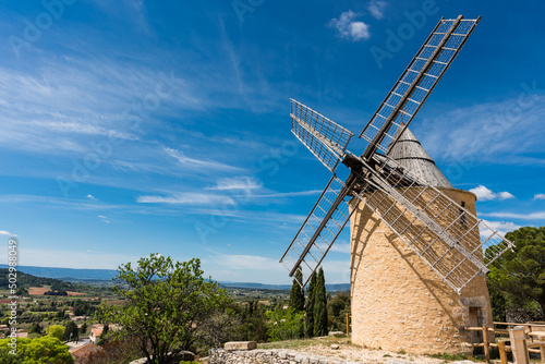 Foto Old stone windmill in Saint Saturnin les Apt, Provence, France
