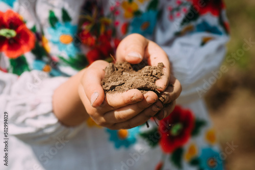Photos child is holding a handful of native land