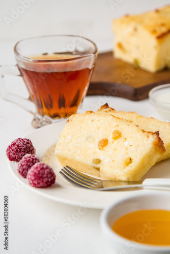 Composition of cheesecake with tea and honey.