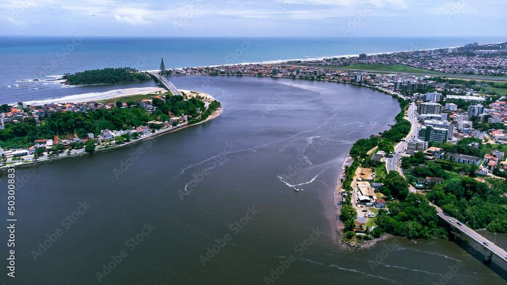 Naklejka premium Ilhéus Bahia Litoral Mar Nordeste Cidade Pontes Porto Praia Rio Foz Barcos Drone Fotografia Aérea