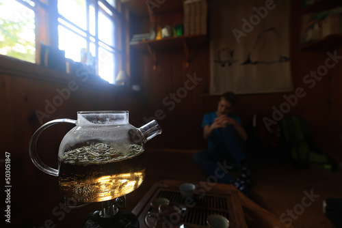 Fotografiet chinese tea ceremony glass teapot brewed