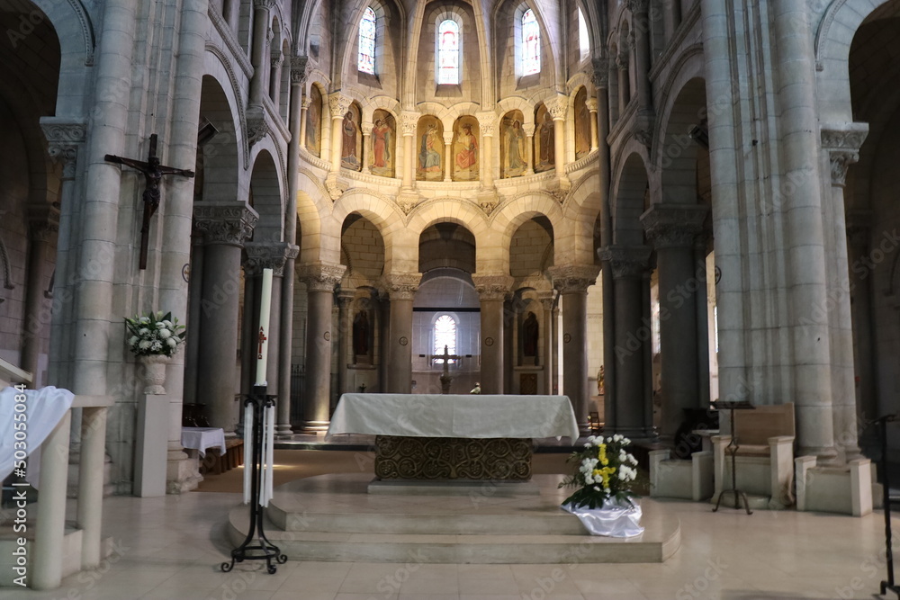 L'église Notre Dame, construite au 19eme siècle, intérieur de l'église, ville de Chateauroux, département de l'Indre, France