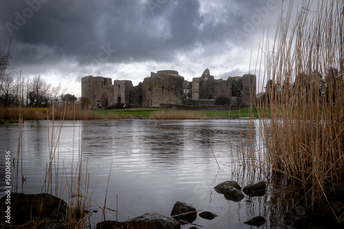 Canvas-taulu Beautiful lake in front of the old Roscommon Castle in Ireland on a gloomy day