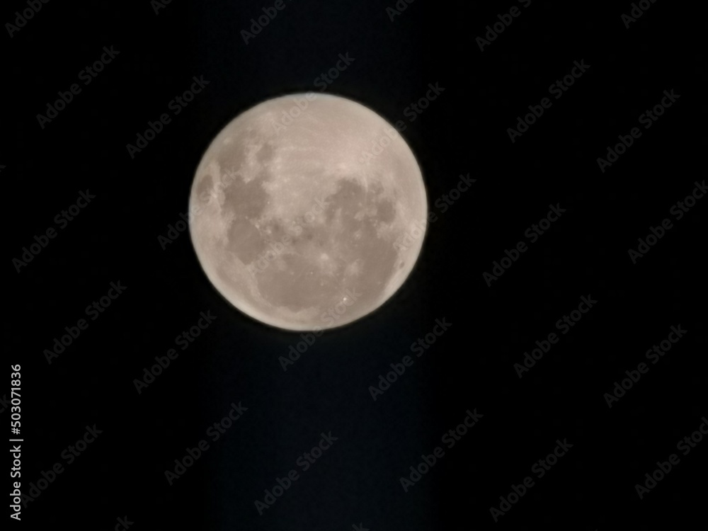 Obraz premium full moon over blue sky