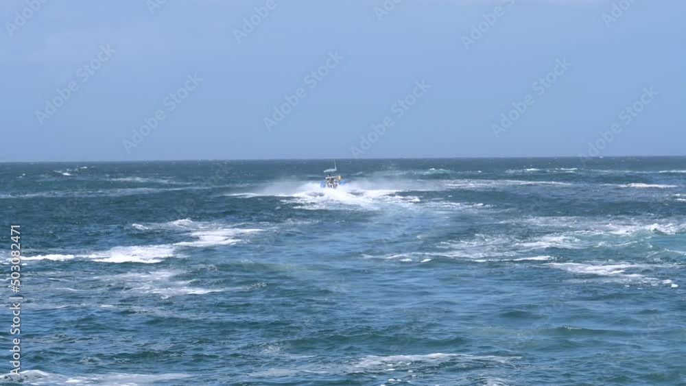 Wellen im Meer der Atlantikküste im Tsitsikamma Nationalpark Südafrika Wellen im Meer der Atlantikküste im Tsitsikamma Nationalpark Südafrika