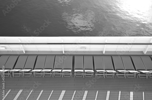 Elegante moderne Balkon- oder Loungemöbel auf Pooldeck von Costa Kreuzfahrtschiff - Deck chairs and sun loungers on pool or sun deck of luxury cruiseship or cruise ship liner photo