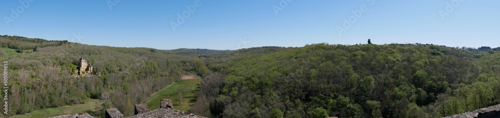 Photo panoramique du château de Laussel vue de Commarque en Dordogne dans le périgord noir France Europe