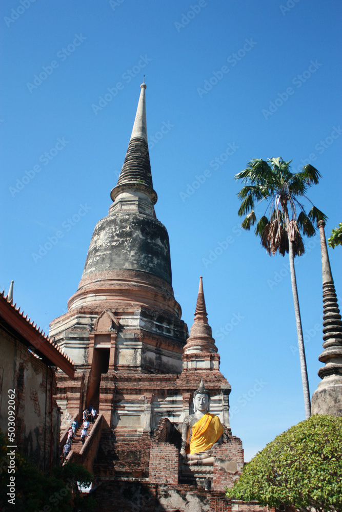 Fototapeta premium Wat Yai Chaimongkol. ancient buddha Wat Yai Chaimongkol Ayutthaya historical city, Thailand, beautiful blue sky