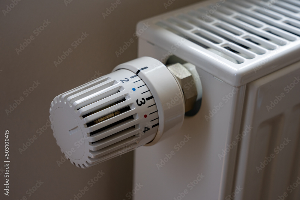 Steigende Heizkosten und Ölpreise in der Krise: Temperatur zuhause mit dem Heizungsthermostat runter regeln und Energie sparen Steigende Heizkosten und Ölpreise in der Krise: Temperatur zuhause mit dem Heizungsthermostat runter regeln und Energie sparen