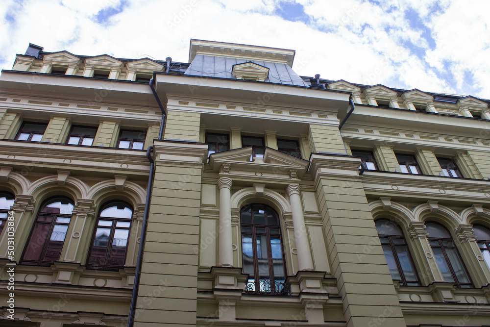Obraz premium Front windows of a very beautiful building