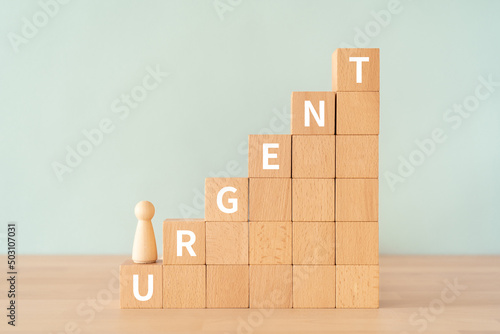 緊急のイメージ｜「URGENT」と書かれた積み木と人形 photo