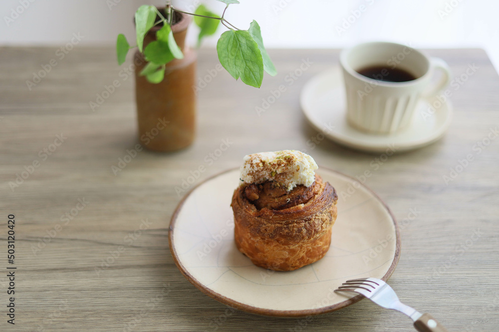 シナモンロールとコーヒー シナモンロールとコーヒー