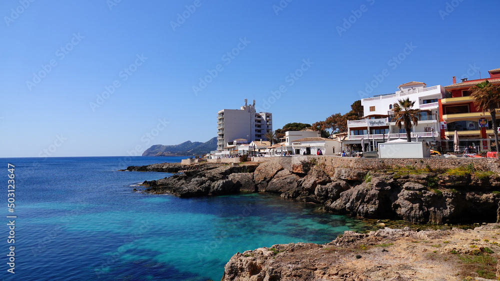 Meeresküste bei Cala Ratjada, Mallorca. Blaues Meer, blauer Himmel, Felsen.