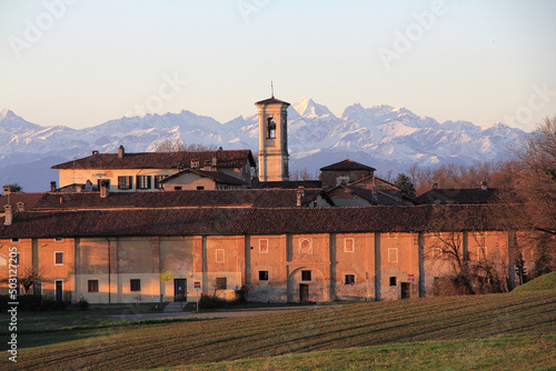 Badia di Dulzago (Novara) e Monte Rosa sullo sfondo, coi colori caldi di un tramonto invernale