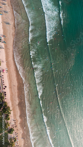 Surferzy w oceanie z deskami, widok z drona. photo