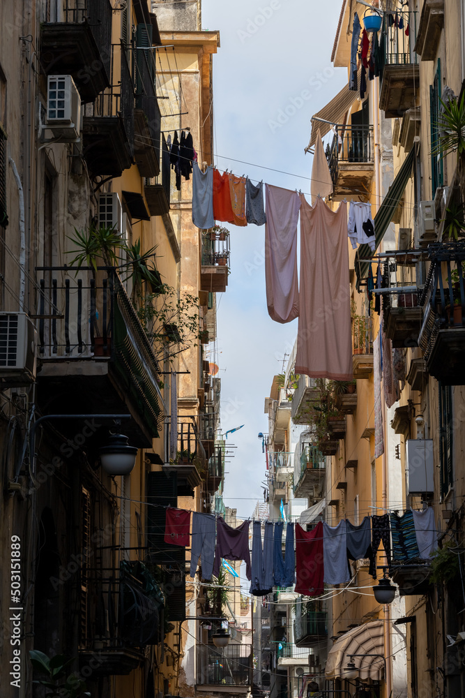 9 april 2022, Naples, Italy. A walk in the picturesque narrow alleys of the Spanish Neighborhood (Quartieri Spagnoli), the heart and soul of Naples, looking up at the sky.