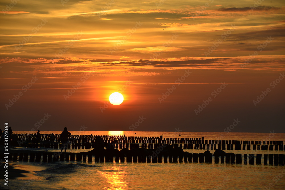 Sonnenuntergang Sonnenaufgang Ostsee Buhnen Steine Menschen Touristen