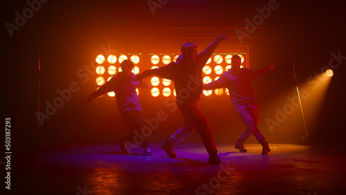 Quadro em tela Dancers team showing hiphop moves on nightclub