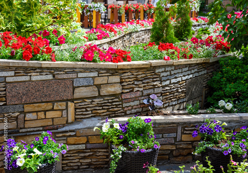 Foto Landscaping with retaining walls and flowerbeds in residential house backyard