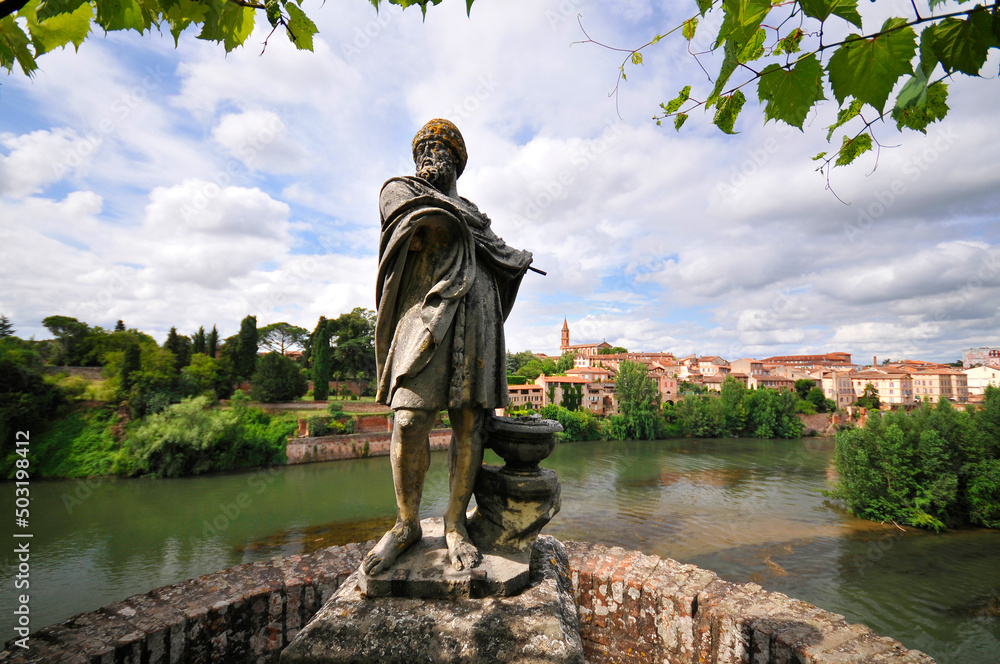 Naklejka premium Albi cours d'eau statue