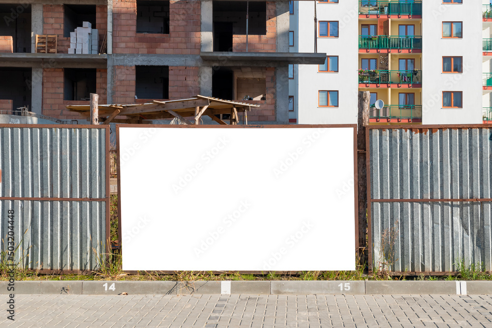 Obraz premium Blank white banner for advertisement on t he fence of construction site