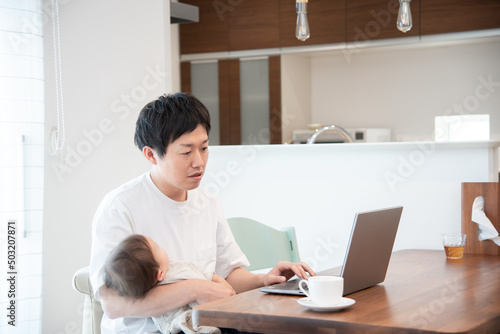 育児をしながら家で仕事をしている男性