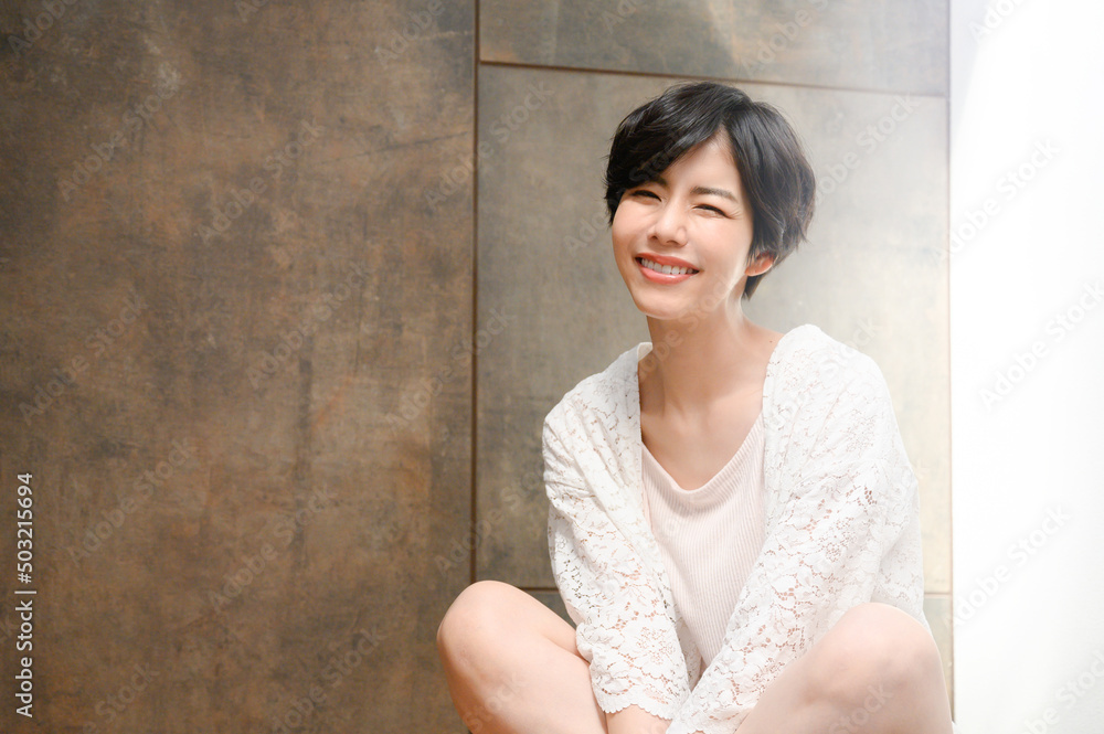 笑顔で微笑む美人な女性のポートレート 笑顔で微笑む美人な女性のポートレート
