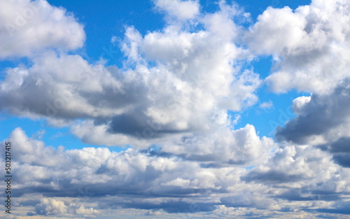 nuvens brancas fofas no céu azul, muitas nuvens no céu azul, paisagem de nuvens, céu em perspectiva, nuvens em perspectiva photo