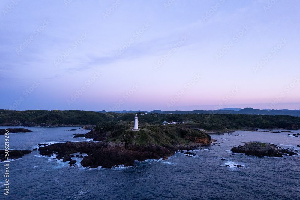 夕暮れの岬と灯台