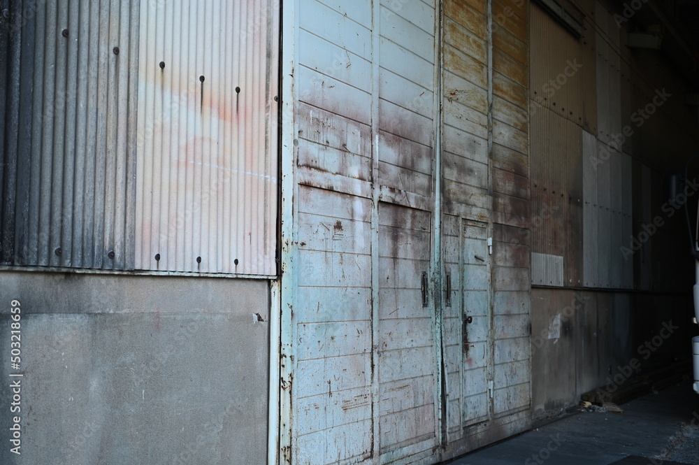 Naklejka premium 倉庫の扉