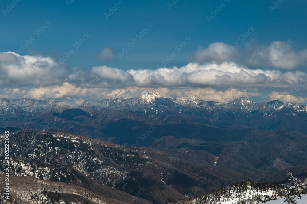 積雪の至仏山から見た奥白根山