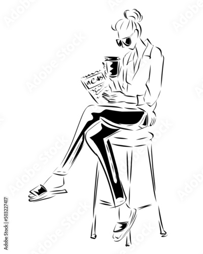 コーヒー片手に新聞を読む女性
