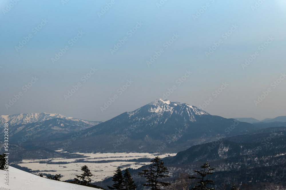 雪の尾瀬、至仏山から燧ケ岳を臨む